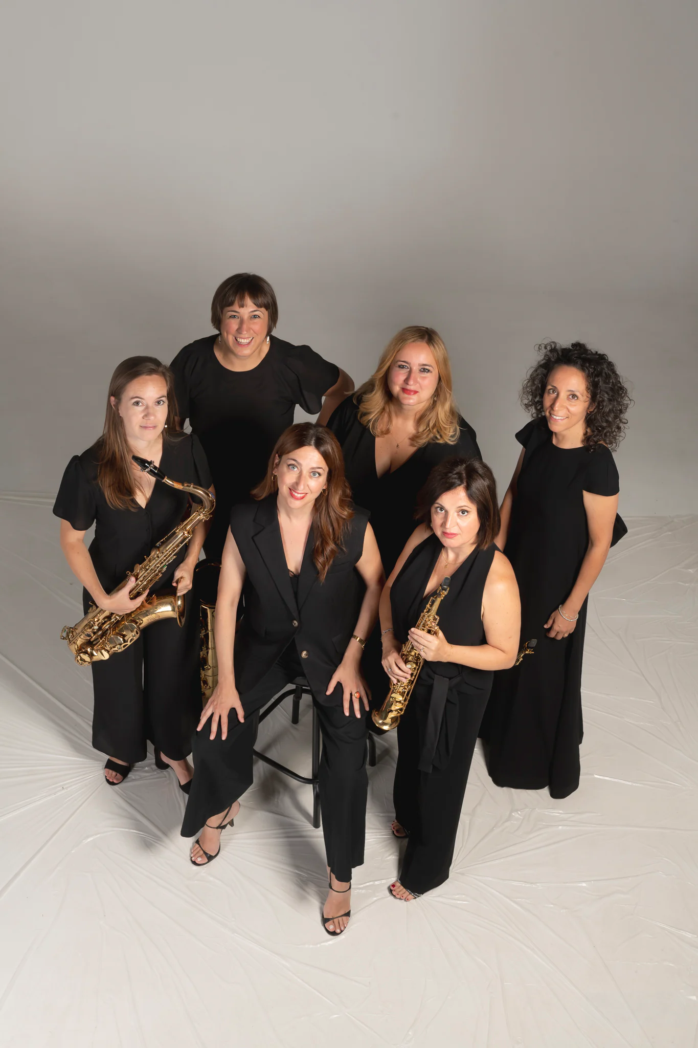 Ritratto di gruppo di Sara Jane Ghiotti e del Gershwin Quintet, con i sassofoni.