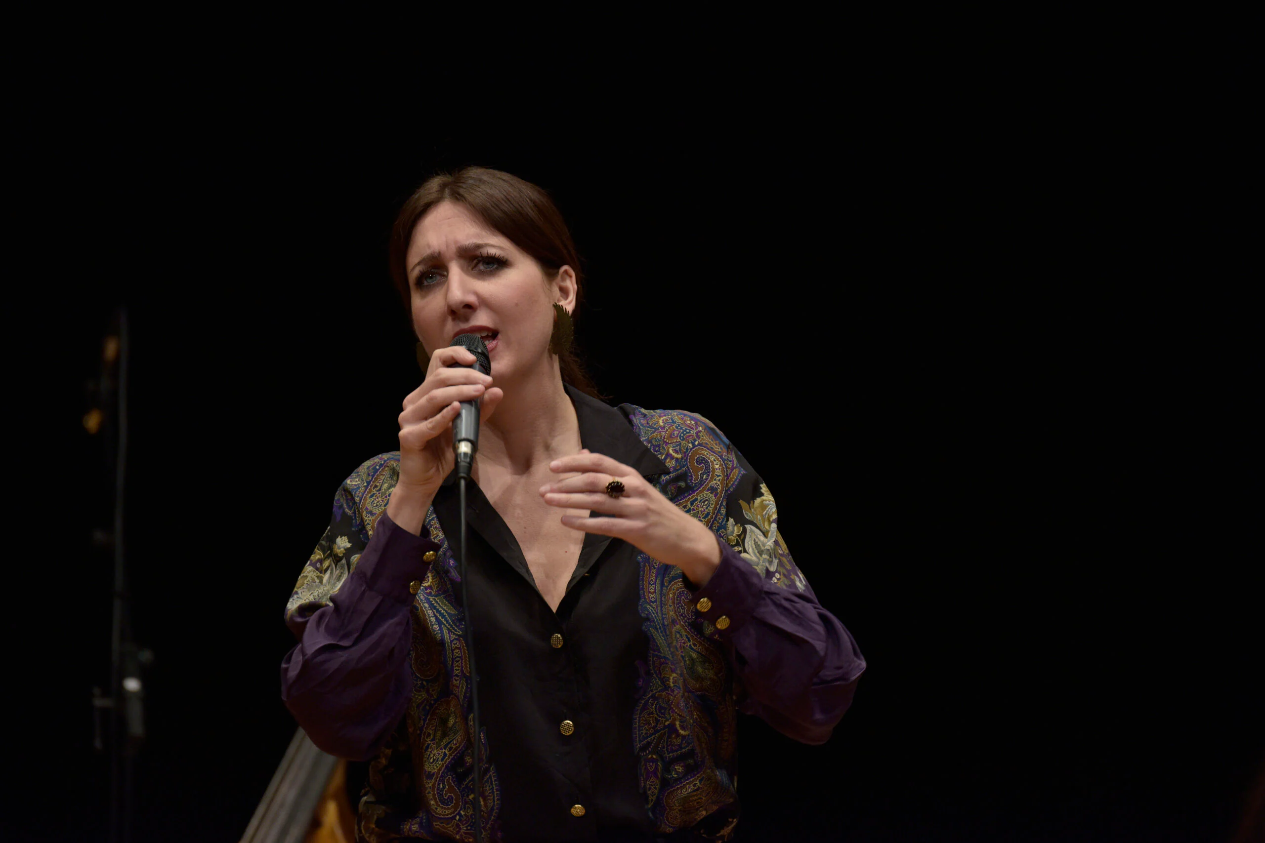 Sara Jane Ghiotti durante un concerto jazz