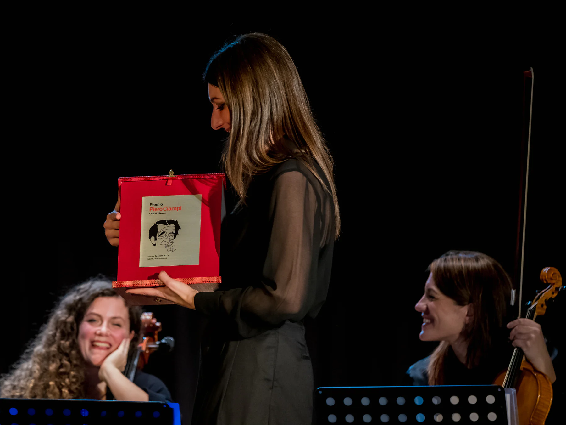 Sara Jane Ghiotti mostra la targa del Premio Speciale Ciampi 2023 durante la premiazione.