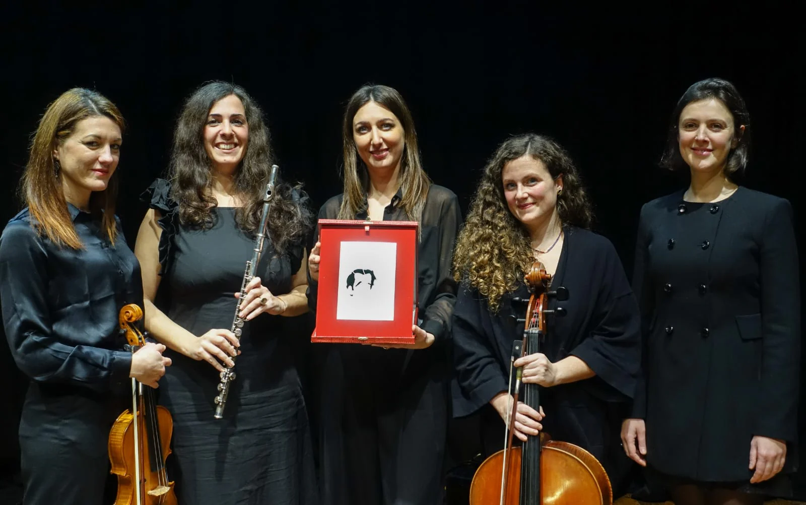 Sara Jane Ghiotti con la targa del Premio Speciale Ciampi 2023 e le musiciste sul palco